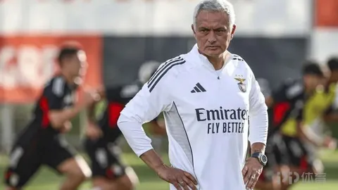 兰德尔投篮未中，戈贝尔双臂扣篮成功